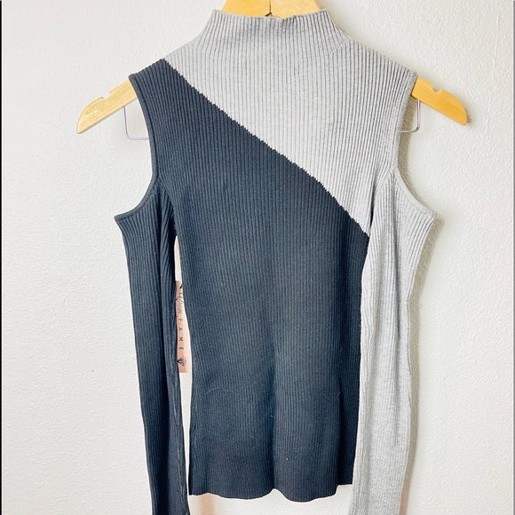 NWT Juniors cold shoulder Mock-neck sweater - Picture 7 of 8